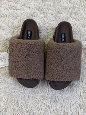 NWT ROAM Fuzzy Stack Taupe Slide Platform Sandals